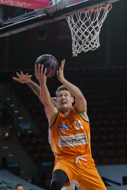 他的战术理 他的战术理