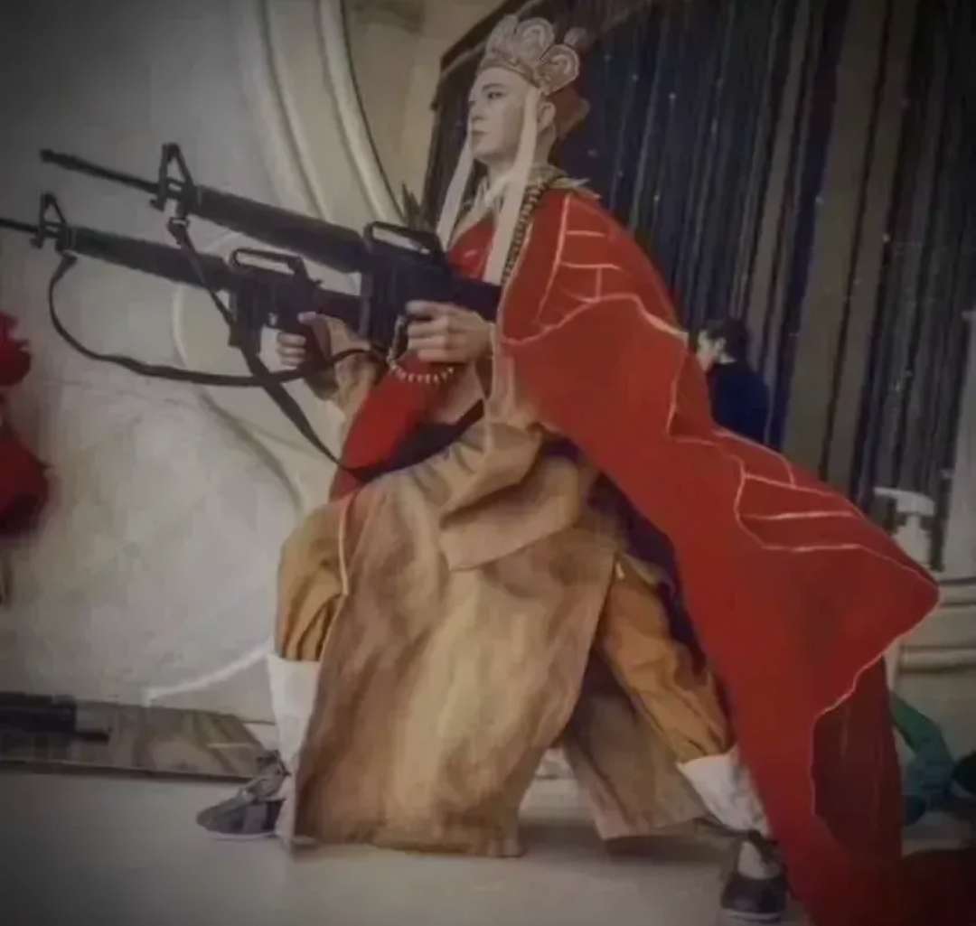 更像是一名 更像是一名