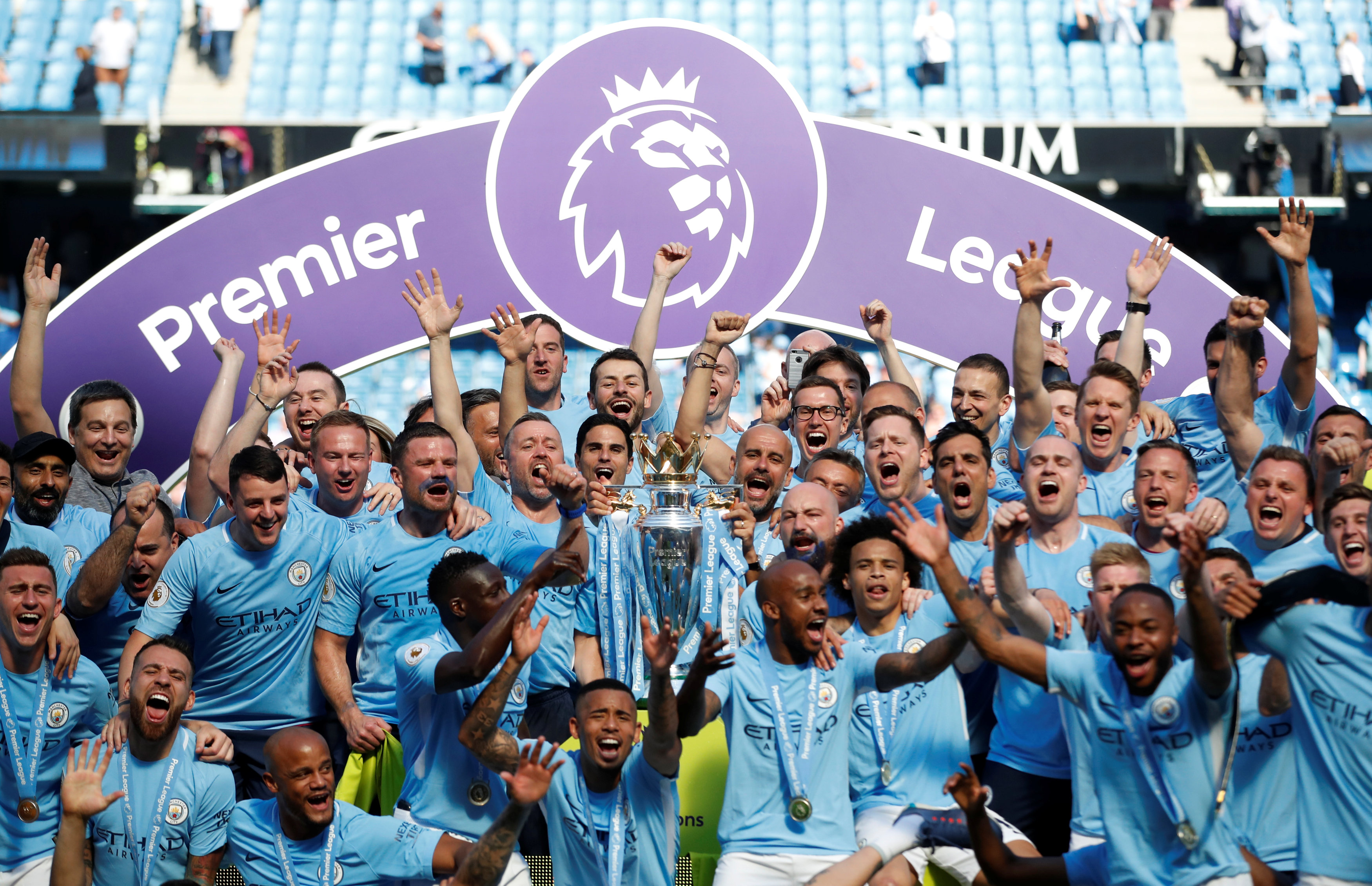 展现了他积 展现了他积