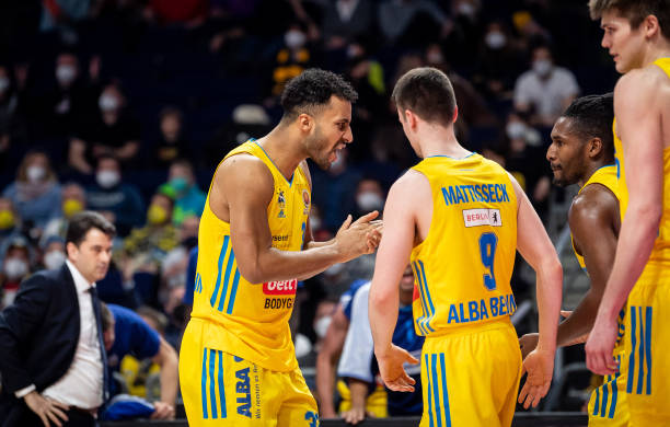 表现出很高 表现出很高